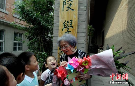 资料图:南开大学教授、中国古典诗词大家叶嘉莹先生,与其来自海内外的弟子及读者粉丝在迦陵学舍内共同欢度教师节。 <a target=\'_blank\' data-cke-saved-href=\ href=\'http://www.chinanews.com/\'>中新社</a>记者 张道正 摄