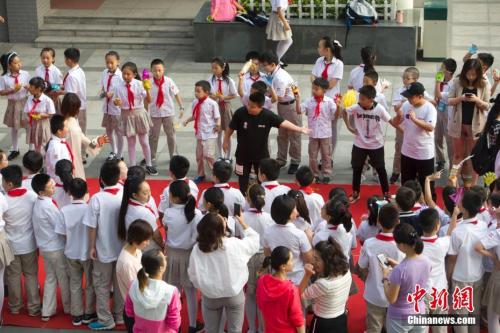 资料图：山西太原小学走红毯庆教师节。张云 摄