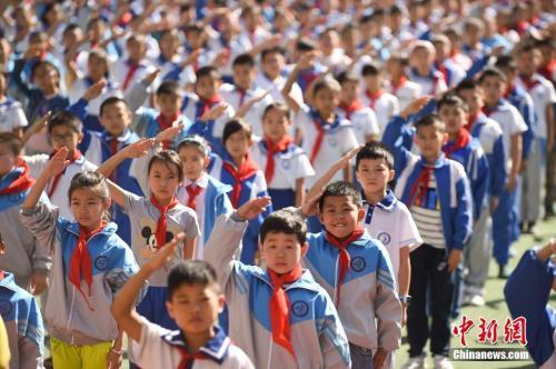 资料图:山西一小学举行开学仪式。武俊杰 摄 资料图:山西一小学举行开学仪式。武俊杰 摄