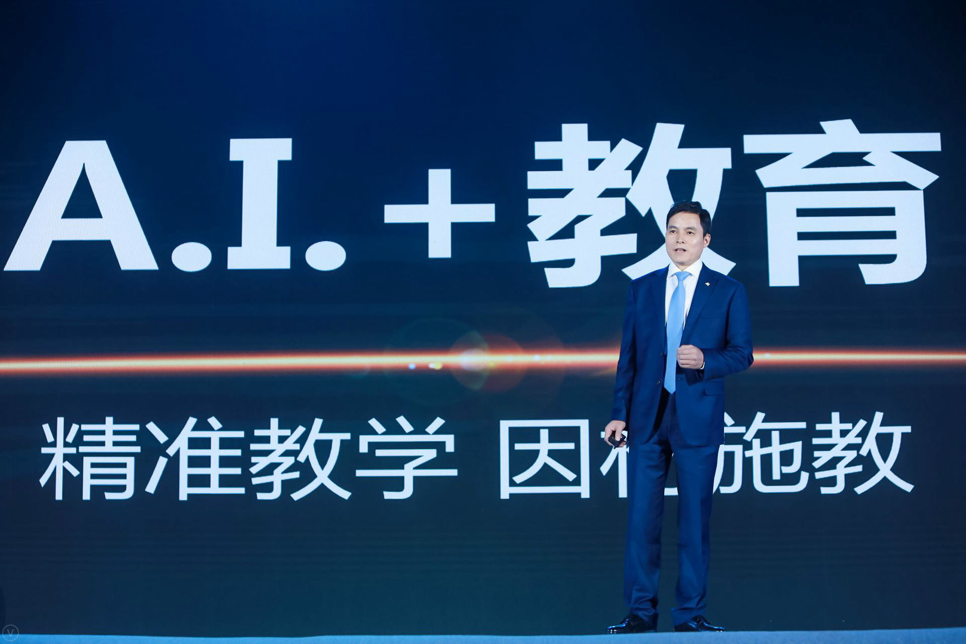 科大讯飞轮值总裁吴晓如在年度发布会上揭幕最新的教育AI产品。 靳辉 摄影（新华社发）